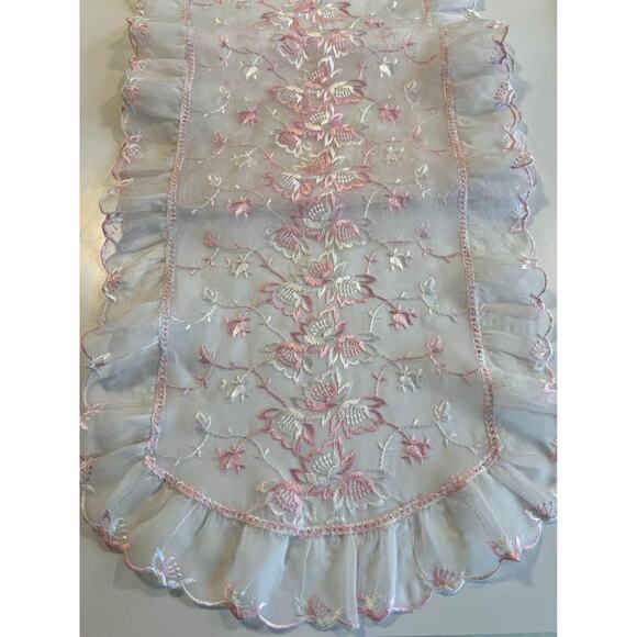 White & Pink lace table runner - Picture 3 of 5